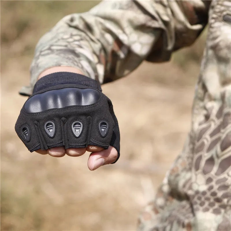 Usingtacticalglovesduringmilitarytraining_2-Tact EDC