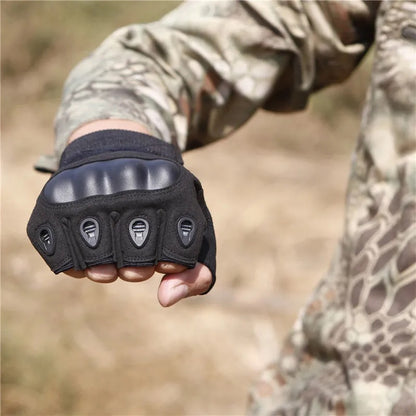 Usingtacticalglovesduringmilitarytraining_2-Tact EDC
